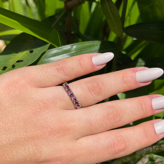 Meia Aliança em Ouro Branco 18K com Turmalinas Rosa - 3 mm