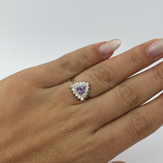 Anel em Prata 950 com Ametista Natural Trillion 5 mm com Zircônias nas Laterais