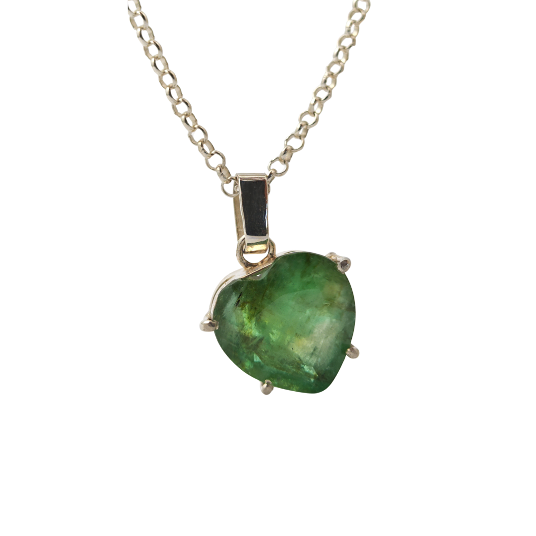 Colar em Prata 950 com Esmeralda Natural – Lapidação Coração - 11 × 12 mm
