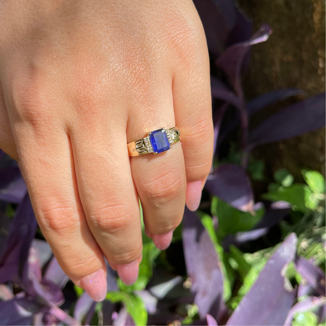 Anel de Formatura em Psicologia em Ouro com Safira Azul – Lapidação Retangular 7 × 5 mm