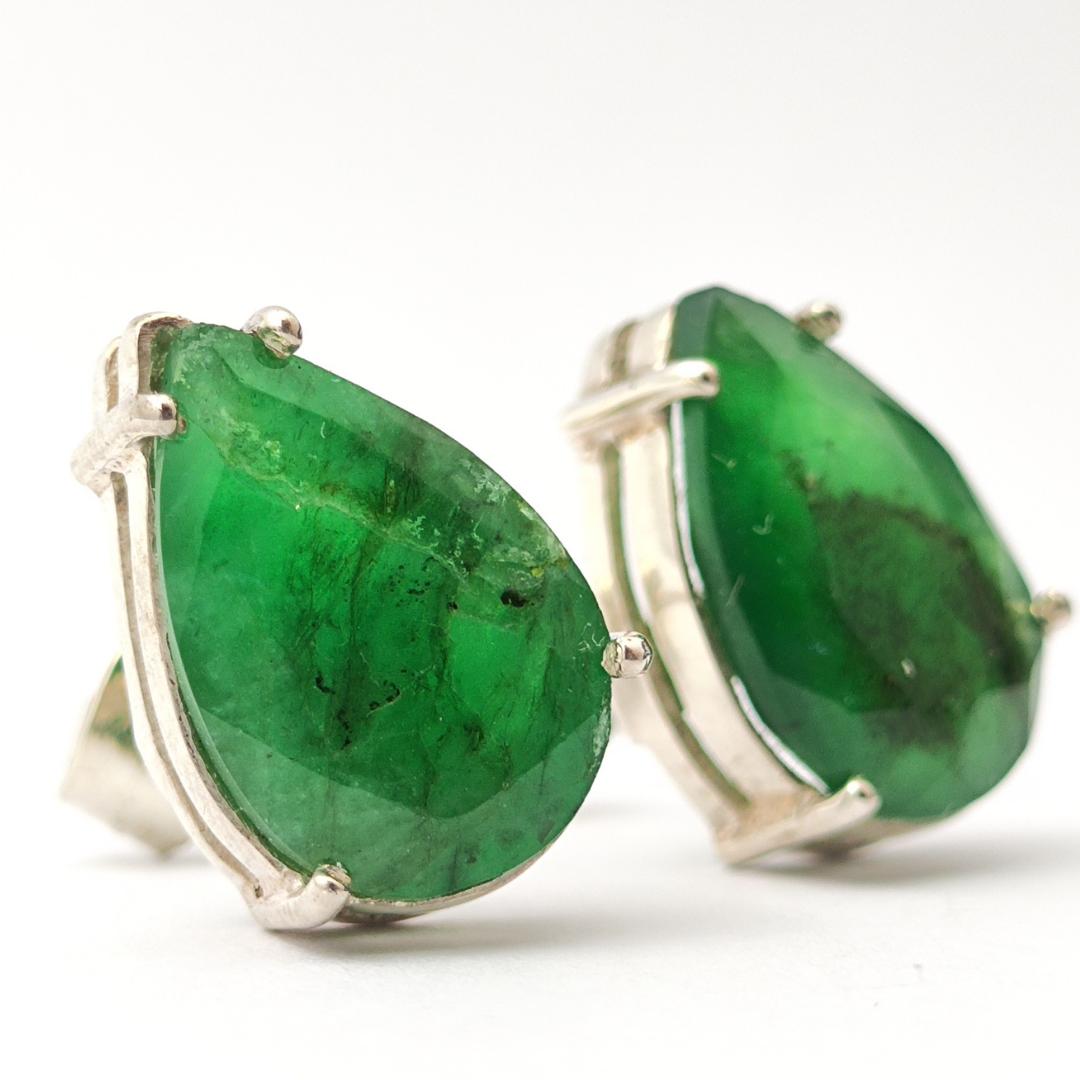 Brinco em Prata 950 com Esmeralda Natural – Lapidação Gota • 13 X 8 mm