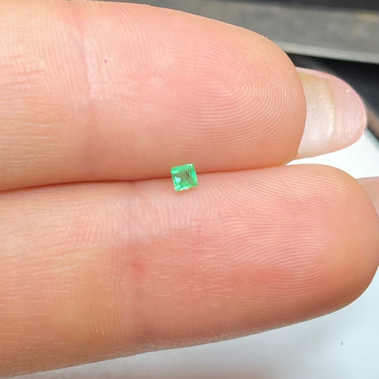 Esmeralda Natural Lapidada Quadrada - 10 pontos ( 0,1 ct ) / 3 mm