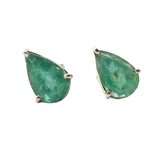 Brinco em Prata 950 com Esmeralda Natural – Lapidação Gota • 10 × 7 mm