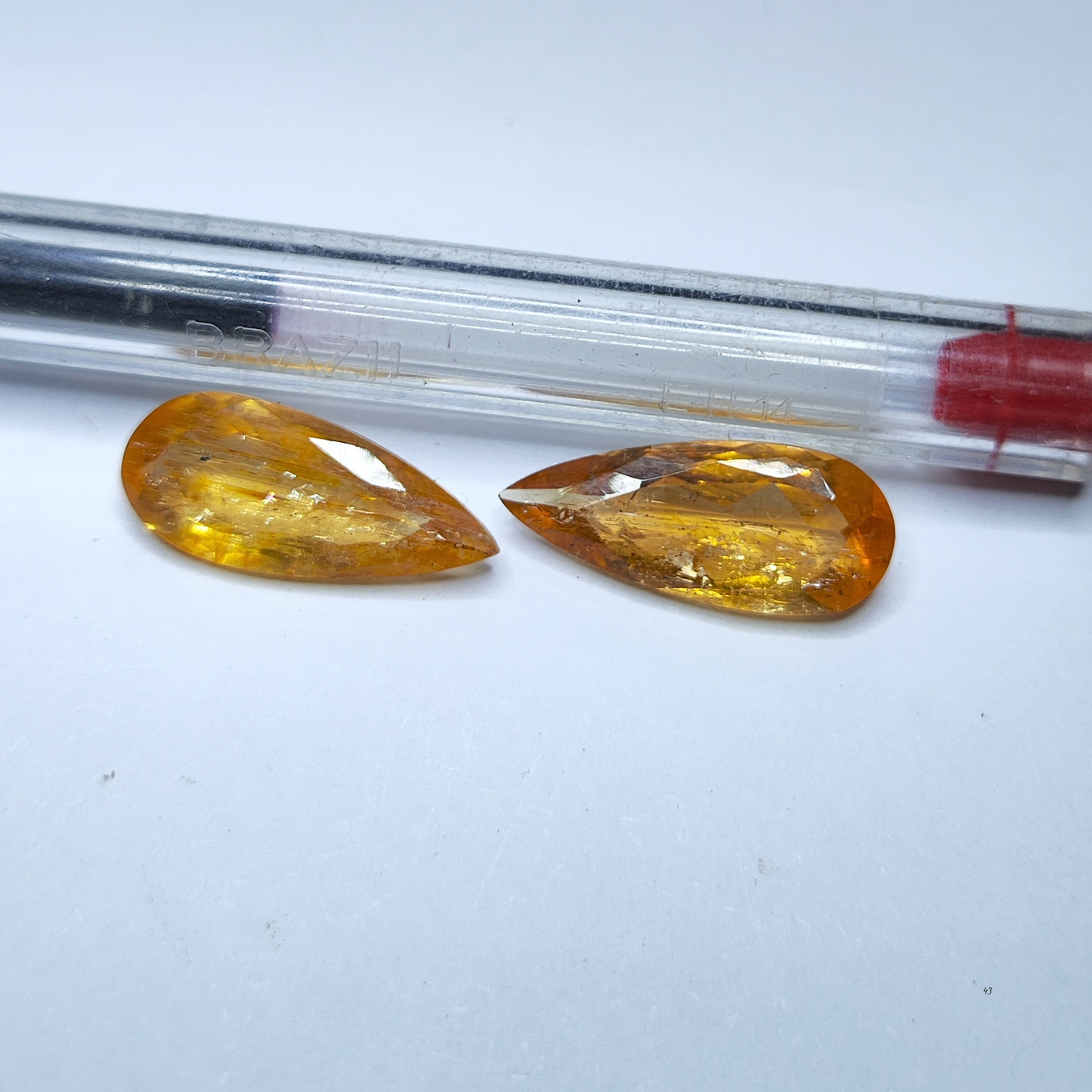 Par deTopázio Imperial Gota Natural – 23,7 x 8,3 mm  - 7,33 ct