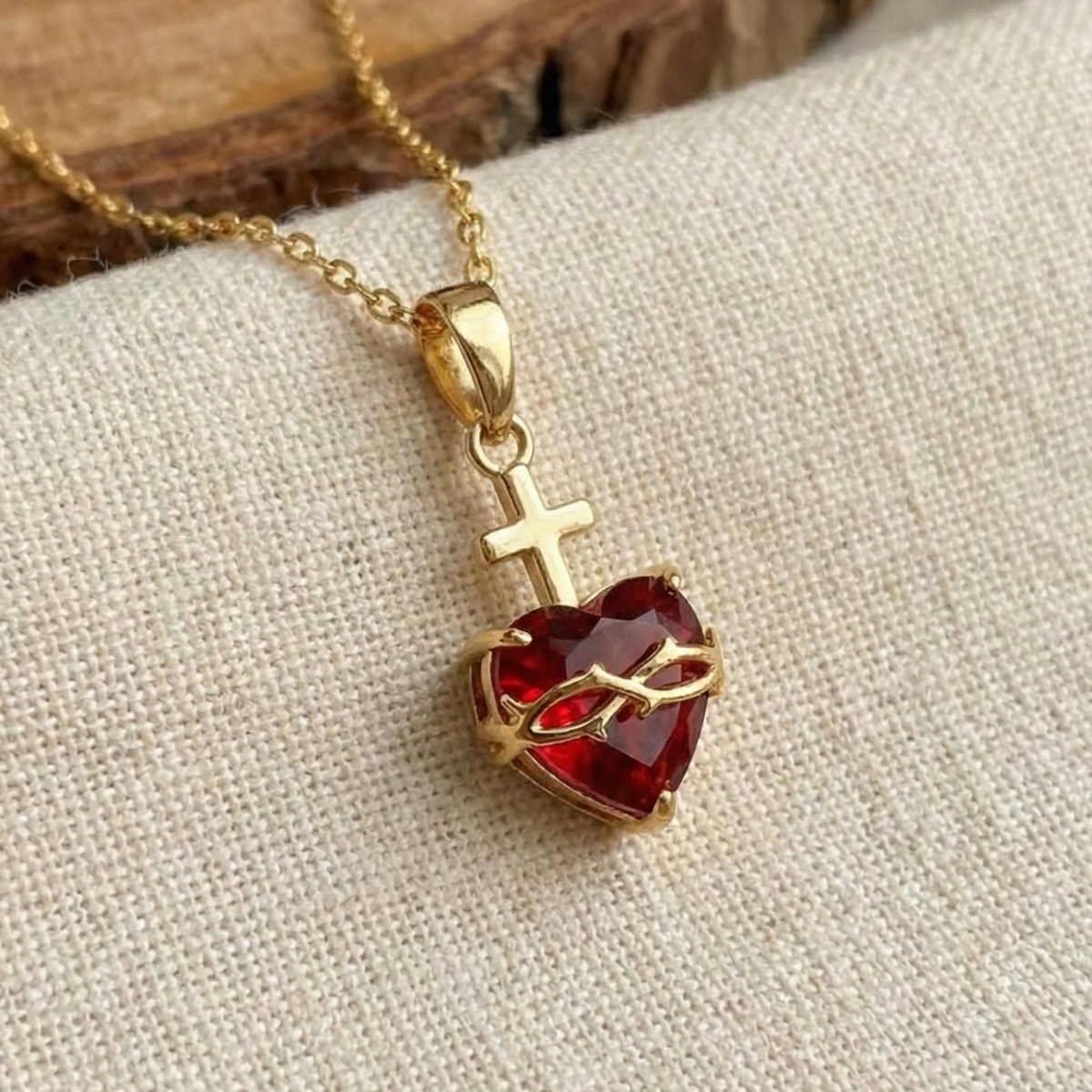 Colar Sagrado Coração de Jesus em Ouro Amarelo 18K com Rubi Natural