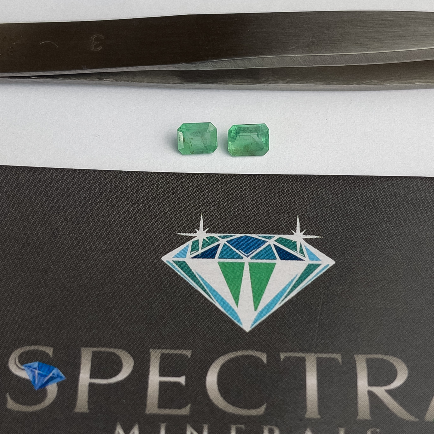 Par de Esmeraldas Naturais -  Retangular -5,2x 4,1mm / 1,03ct