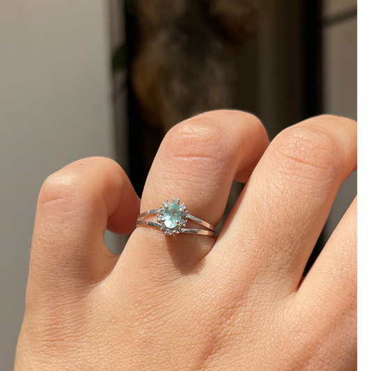 Anel em Prata 950 com Esmeralda Natural Oval 5 × 4 mm com Zircônias