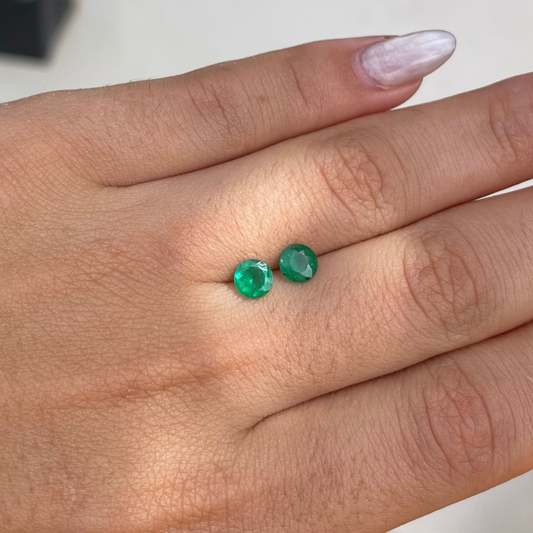 Par de Esmeralda Natural – Lapidação Redonda – 5,5 mm - 0,98 ct  ( o par )