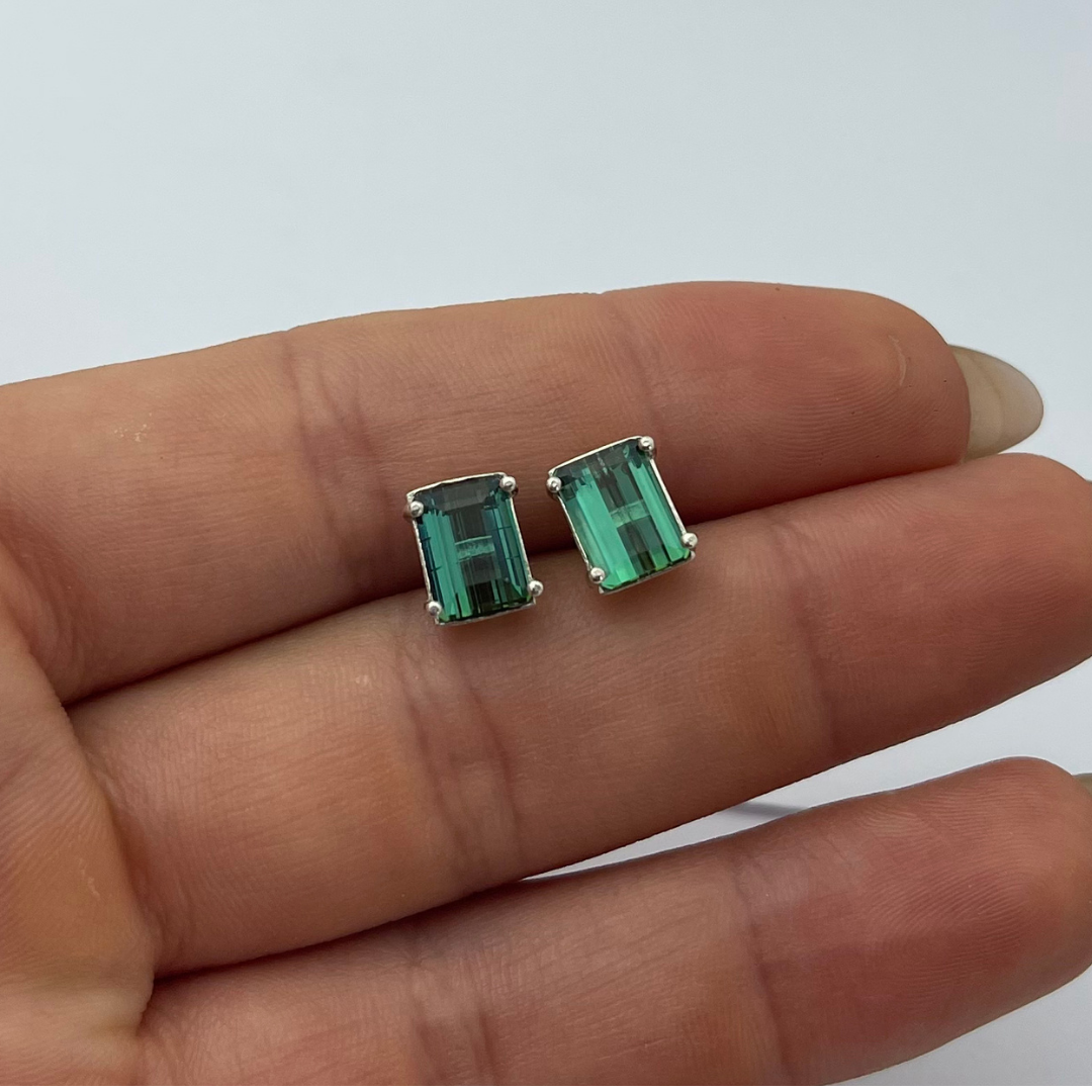 Brinco na Prata 950 com Turmalina Verde Natural - 8 x 6 mm