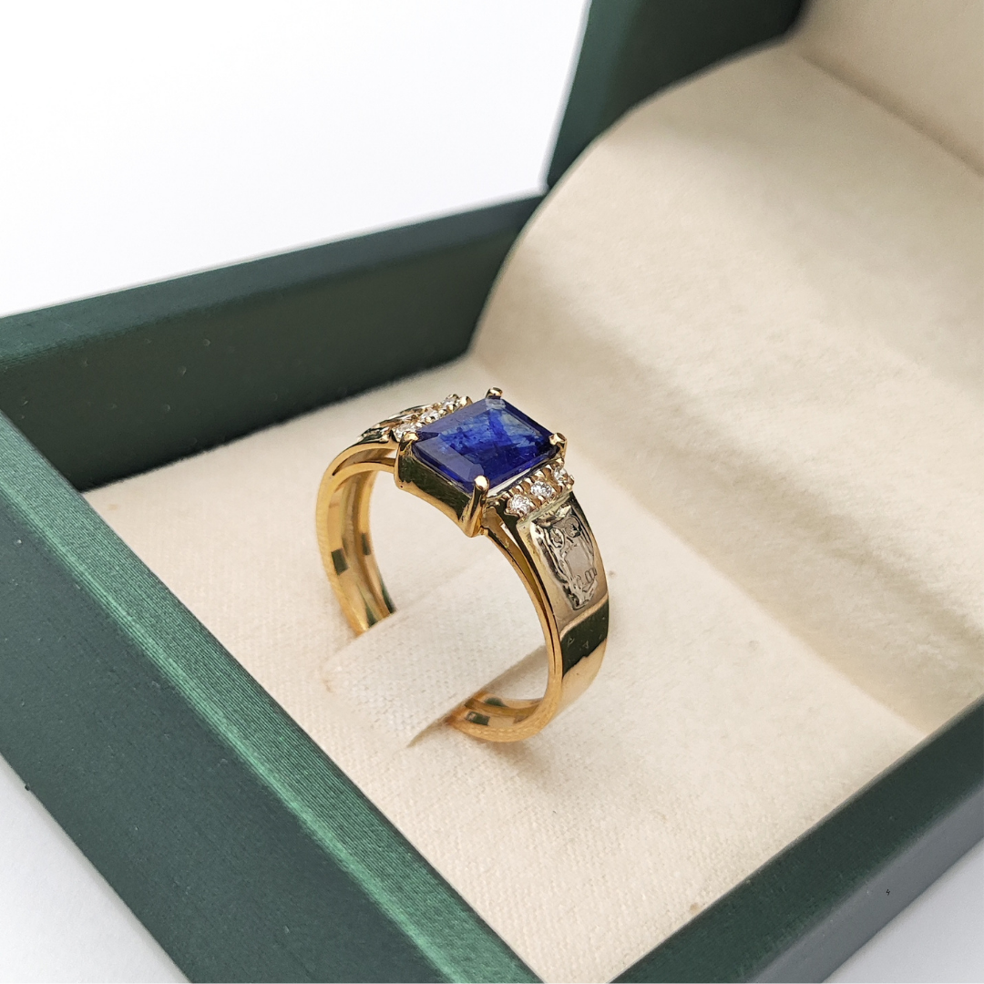 Anel de Formatura em Psicologia em Ouro com Safira Azul – Lapidação Retangular 7 × 5 mm