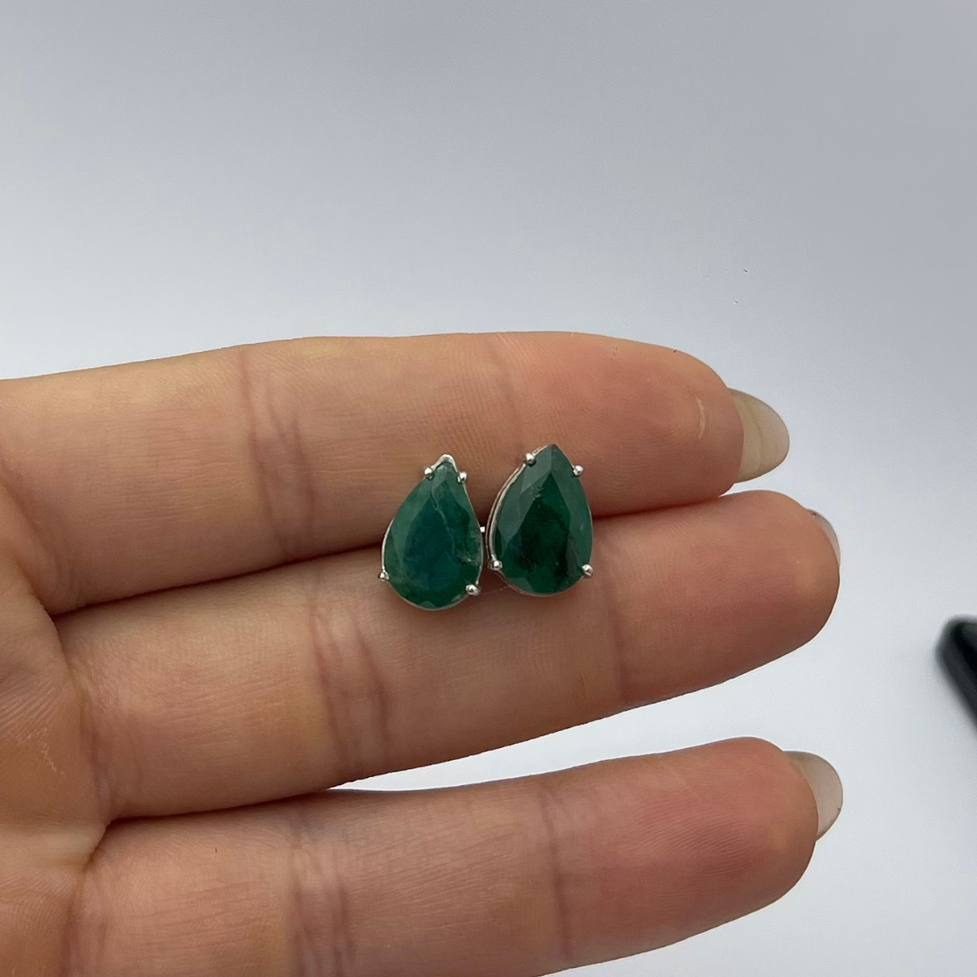 Brinco em Prata 950 com Esmeralda Natural – Lapidação Gota • 13 X 8 mm