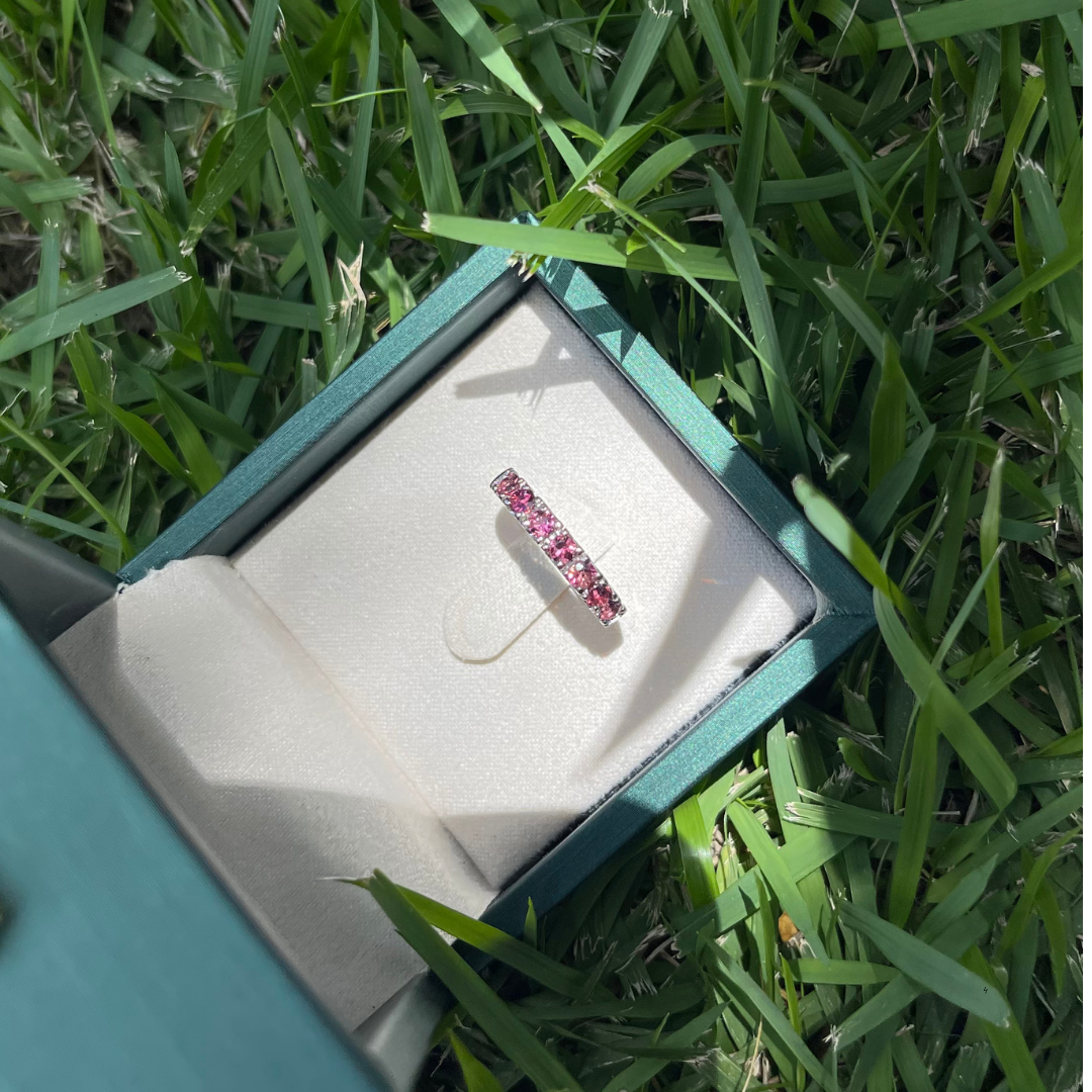 Meia Aliança em Ouro Branco 18K com Turmalinas Rosa 3 mm