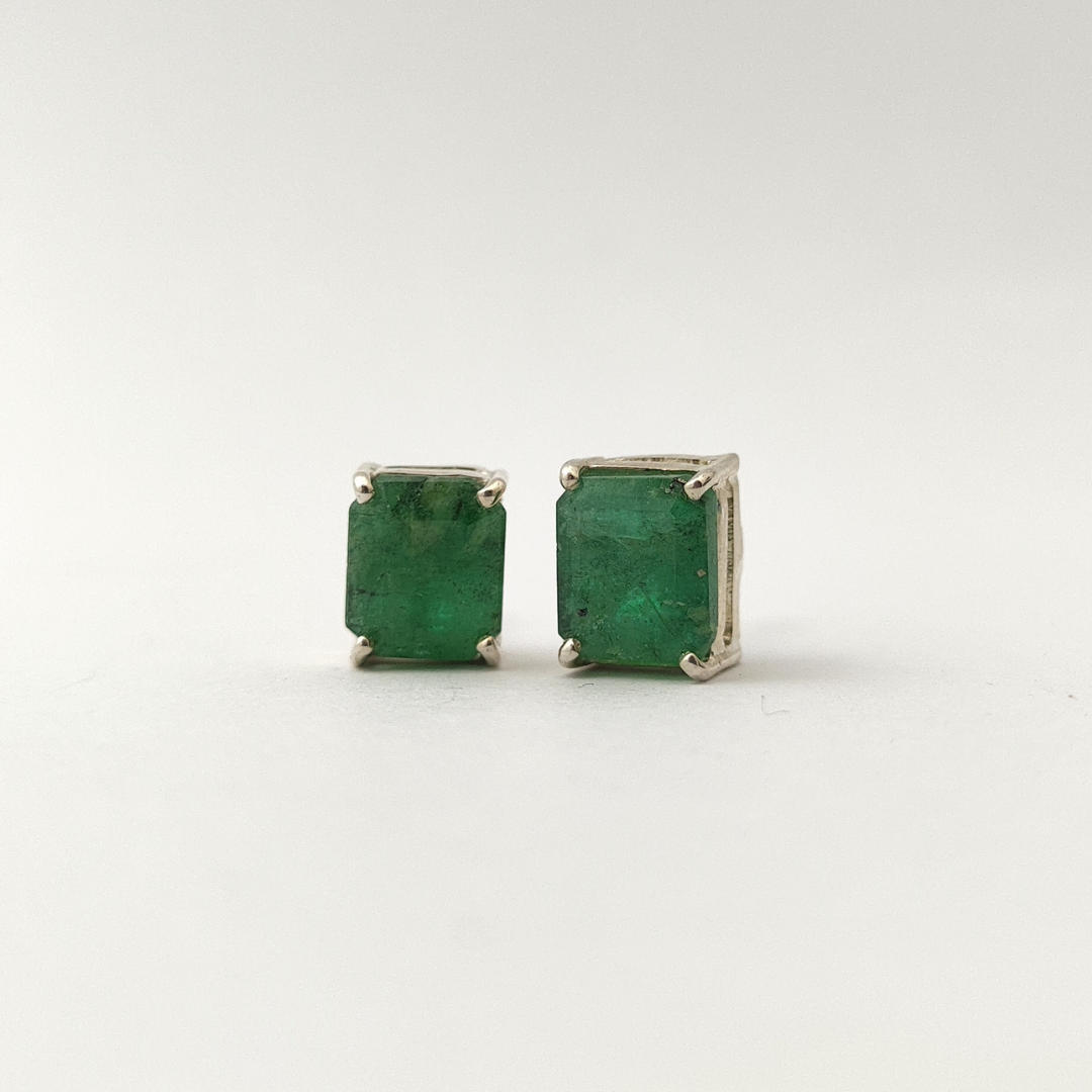 Brinco em Prata 950 com Esmeralda Natural de 7 x 6 mm