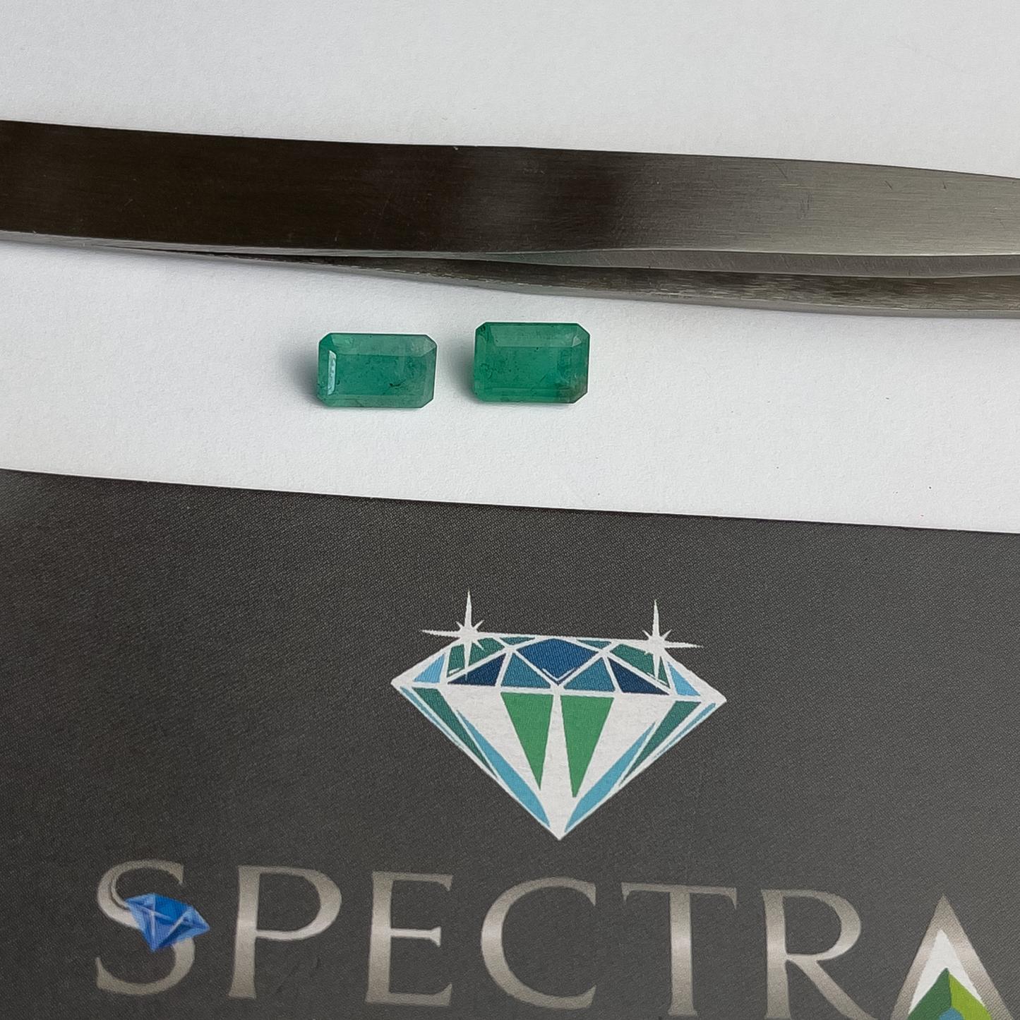 Par de Esmeraldas Naturais  Lapidada - Retangulat - 2,45ct / 7,8 x 5,1 mm