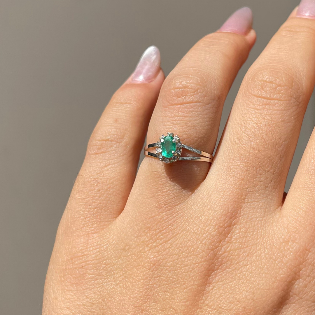 Anel em Prata 950 com Esmeralda Natural Oval 5 × 4 mm com Zircônias