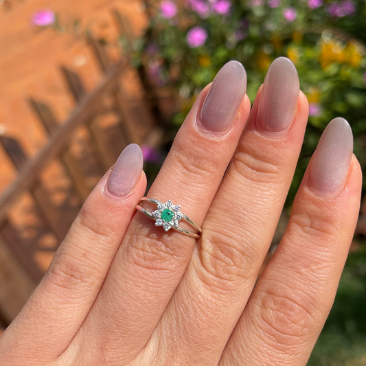 Anel em Prata 950 com Esmeralda Natural Redonda  3 mm com Zircônias