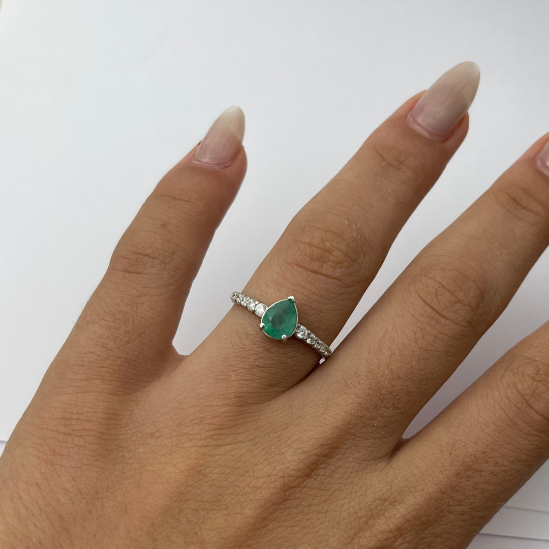 Anel em Prata 950 com Esmeralda Natural Gota 8 x 6 mm e Zircônias