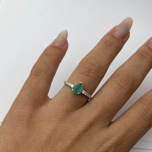 Anel em Prata 950 com Esmeralda Natural Gota 8 x  6 mm com Zircônias
