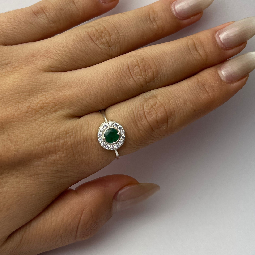 Anel em Prata 950 com Esmeralda Natural Redonda 5,5 mm com Zircônias