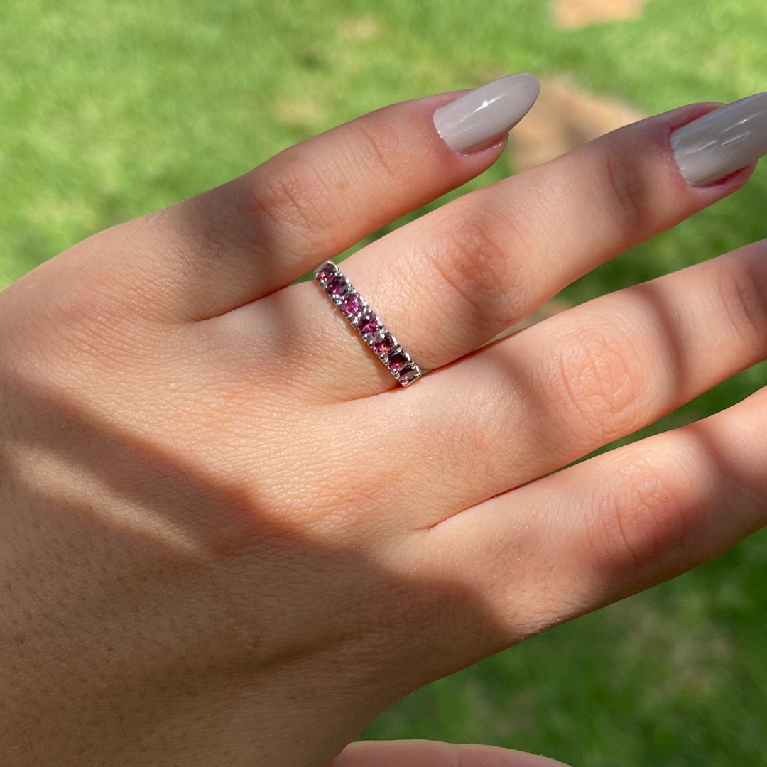 Meia Aliança em Ouro Branco 18K com Turmalinas Rosa 3 mm