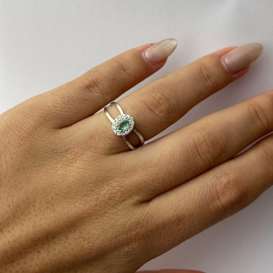 Anel em Prata 950 com Esmeralda Natural Oval 4,8 x 3 mm com Zircônias