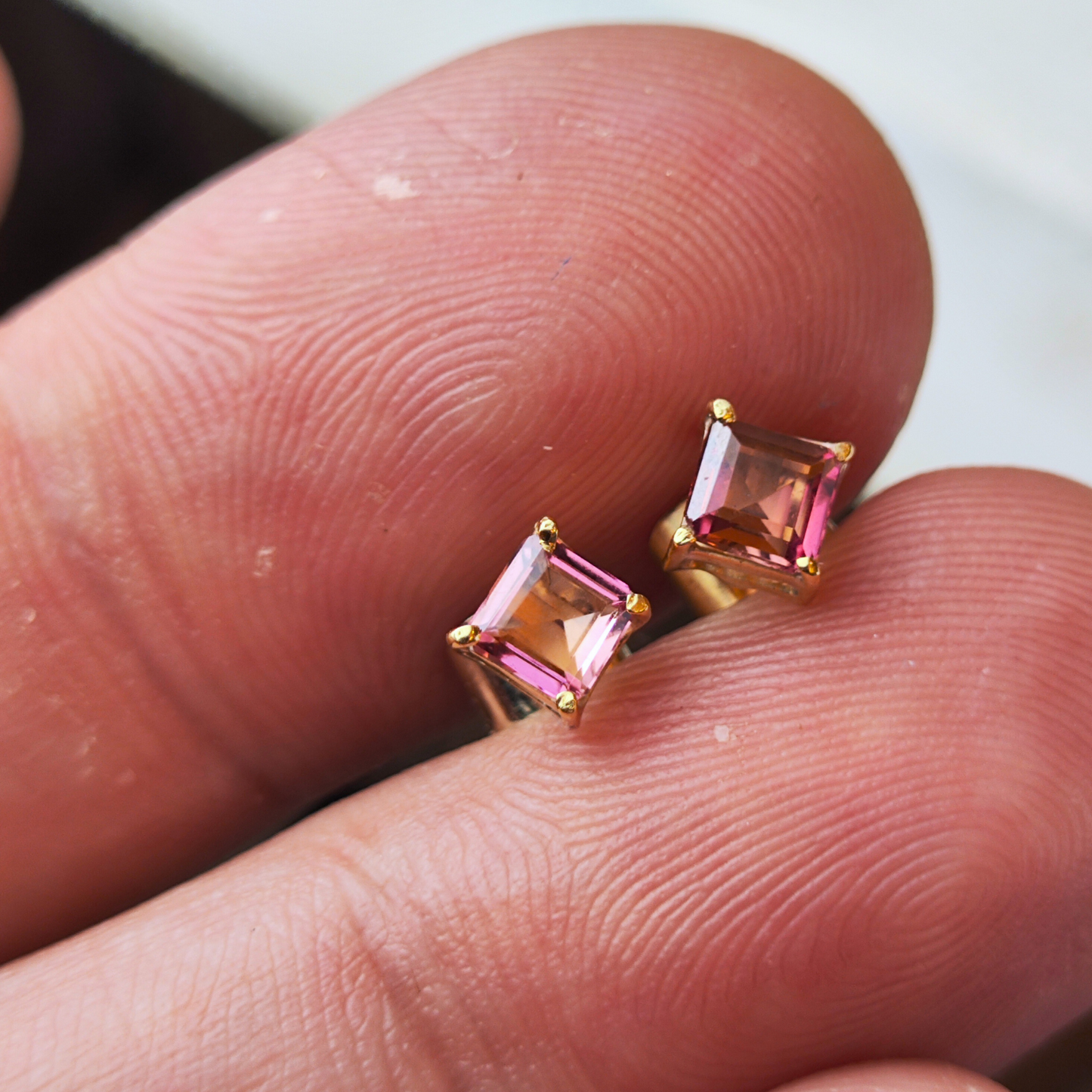 Brincos de ouro 18 K com rubelitas naturais 4x4 mm