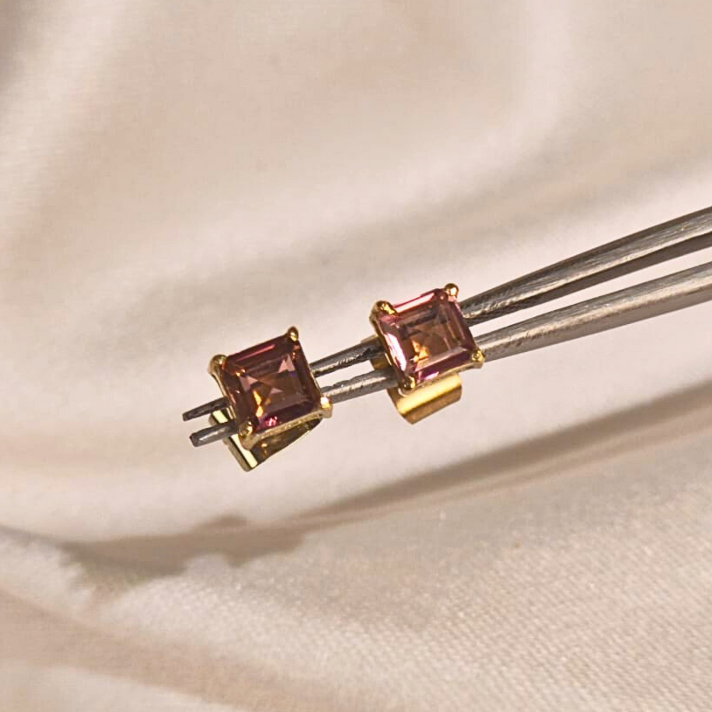 Brincos de ouro 18 K com rubelitas naturais 4x4 mm