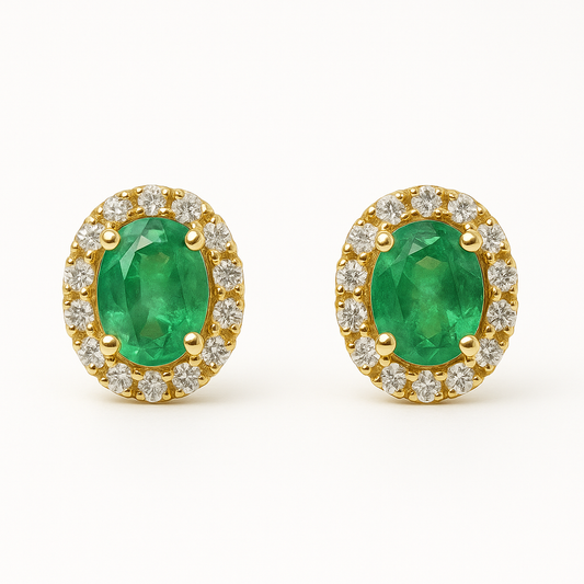 Brincos de Ouro Amarelo 18K com Esmeralda Natural Oval e Diamantes – 7 × 5 mm