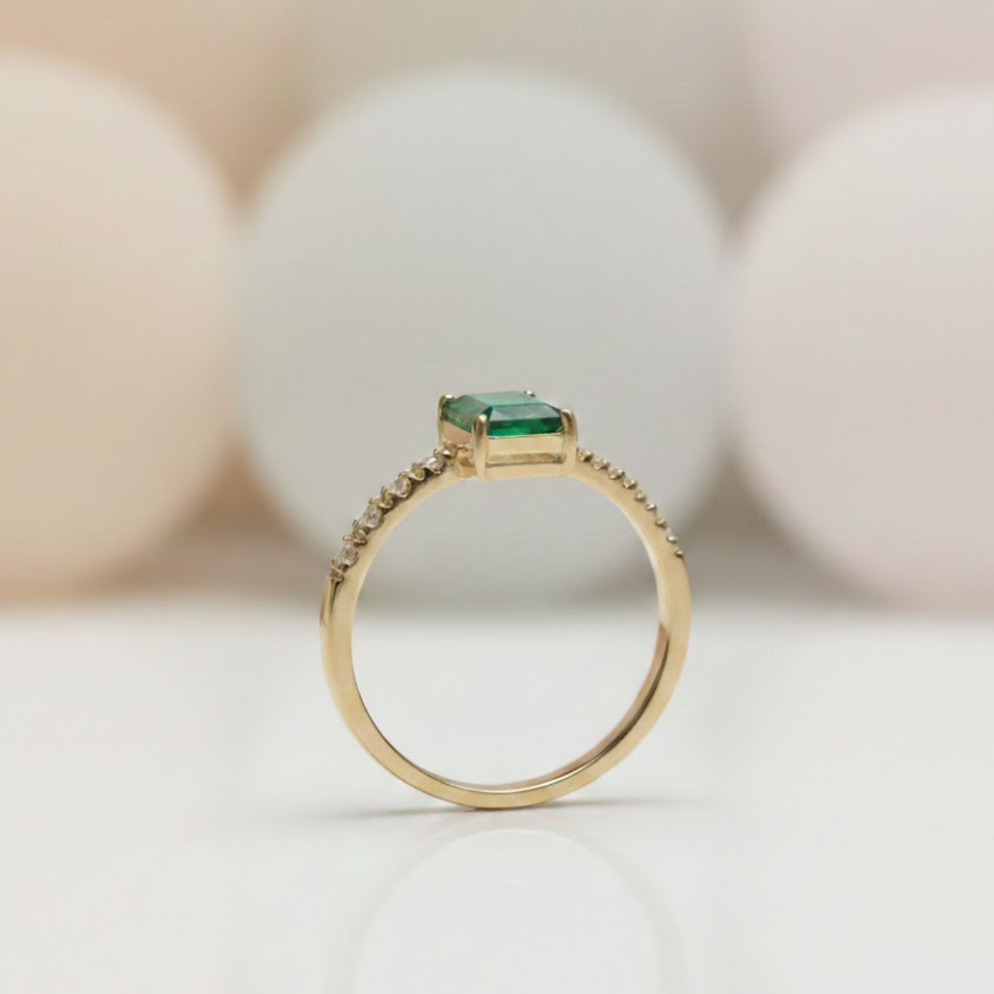 Anel de Ouro 18K com Esmeralda Retangular e Diamantes Naturais