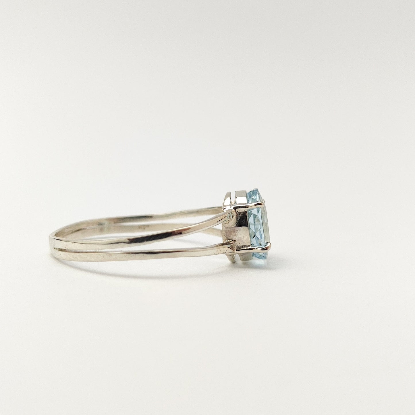 Anel em Prata 950 com Água-Marinha Natural Oval 7 × 6 mm