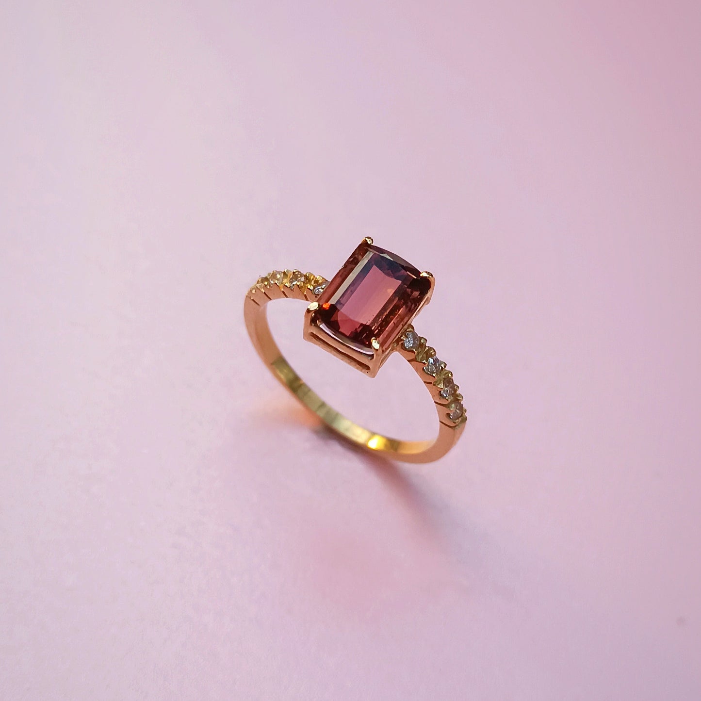Anel ouro 18K com Turmalina Rubelita Natutal