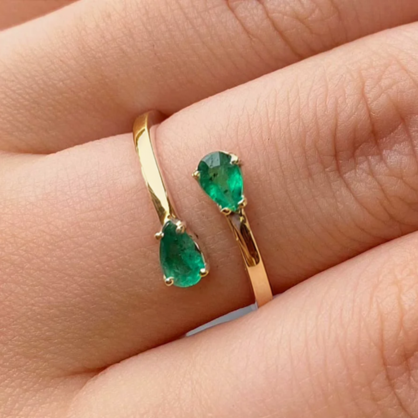 Anel  de Ouro 18 K com Esmeraldas Naturais em Gota