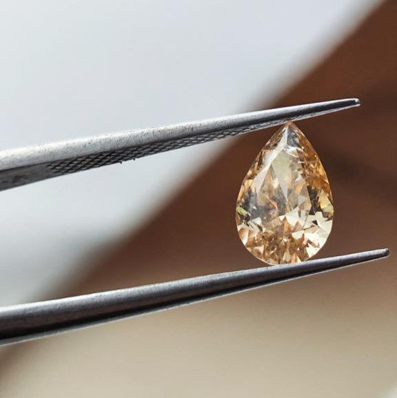 Diamante Natural Castanho- Gota / 102  pontos ≅ (8,8 x 5,7 mm)