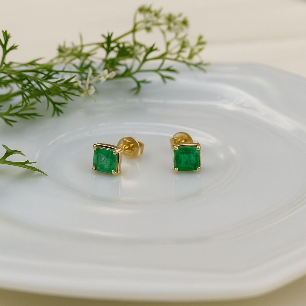 Brinco de Ouro Amarelo 18K com Esmeralda Quadrada