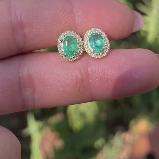 Brincos de Ouro Amarelo 18K com Esmeralda Natural Oval e Diamantes – 7 × 5 mm