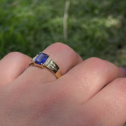 Anel de Formatura em Psicologia em Ouro com Safira Azul – Lapidação Retangular 7 × 5 mm