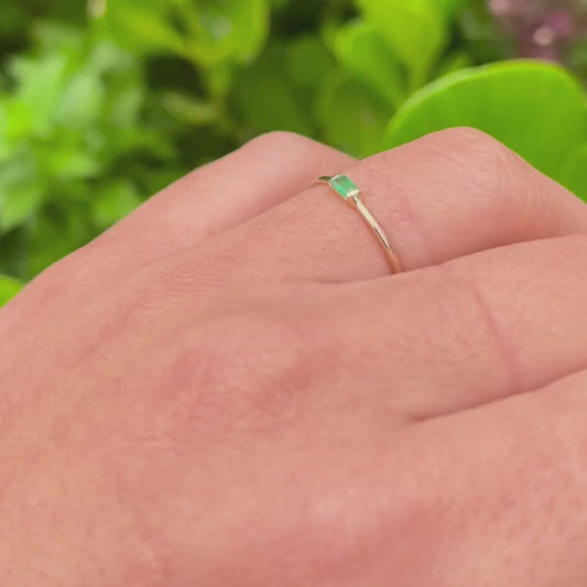 Anel em Ouro Amarelo 18k com Esmeralda Natural – Lapidação Retangular (Baguete)