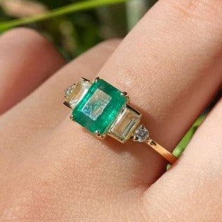 Anel de Ouro 18K com Esmeralda, Topázios e Diamantes Naturais